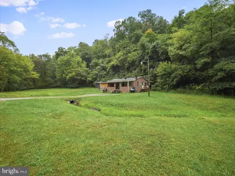878 Beards Crossing Rd, Hedgesville, WV 25427