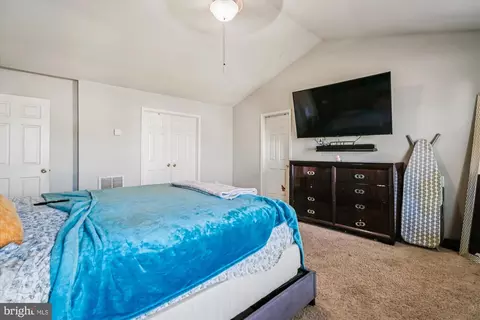 Bedroom - 372 Brandenburg Dr, Falling Waters, WV 25419 photo 2 of 7