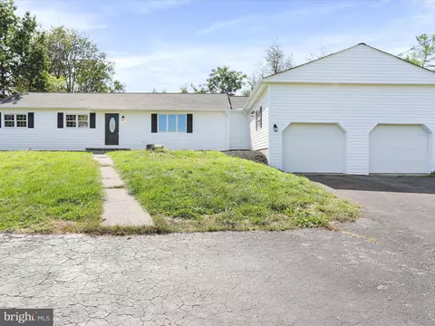 216 Van Clevesville Rd, Martinsburg, WV 25405