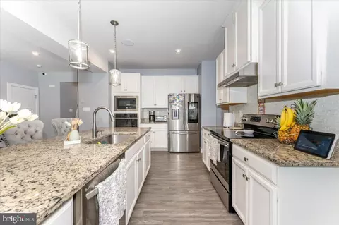 76 Vancouver Pl, Falling Waters, WV 25419 photo 2