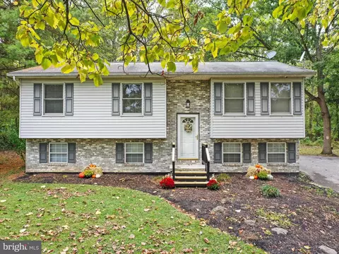 95 Traveller Rd, Falling Waters, WV 25419