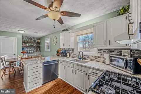 Kitchen - 199 Dove Ln, Falling Waters, WV 25419 photo 2 of 2