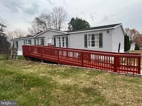 880 Royal Crest Dr, Martinsburg, WV 25401