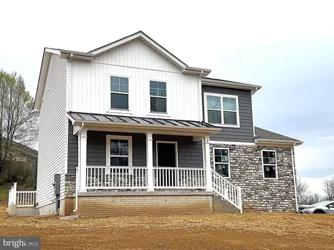 15 Pond Ln, Martinsburg, WV 25405