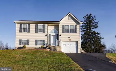 221 Universe Dr, Martinsburg, WV 25404