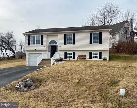 496 Dinali Dr, Martinsburg, WV 25403