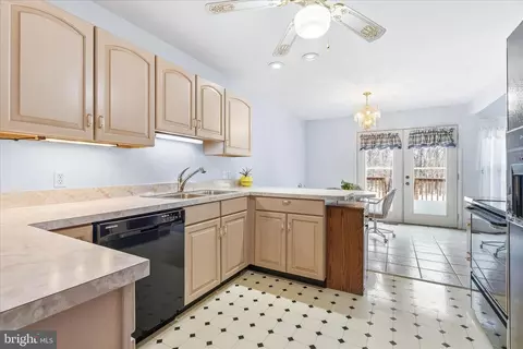 Kitchen - 225 Keepsake Dr, Falling Waters, WV 25419 photo 4 of 5