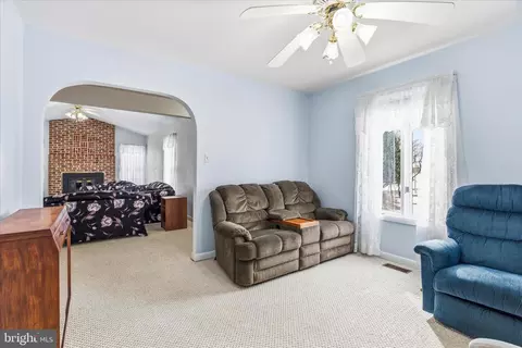 Living - 225 Keepsake Dr, Falling Waters, WV 25419 photo 2 of 5