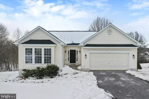 17 Hook Dr, Martinsburg, WV 25405