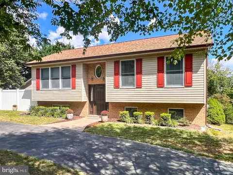 268 Kestrel Dr, Falling Waters, WV 25419