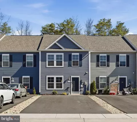 32 Pitch Pine Ct, Bunker Hill, WV 25413