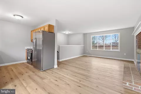 Living - 404 Weeping Willow Rd, Falling Waters, WV 25419 photo 3 of 4