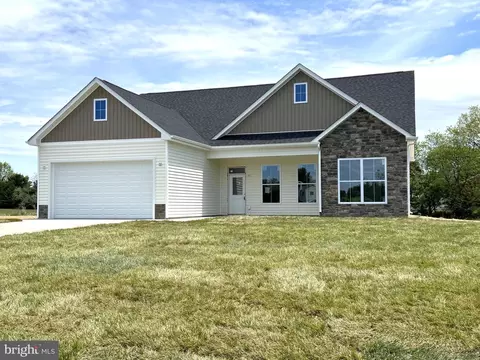 40 Glenaire Rd, Bunker Hill, WV 25413