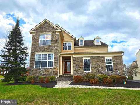 101 Darden Ct W, Martinsburg, WV 25403