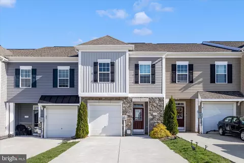 203 Charterhouse St, Falling Waters, WV 25419