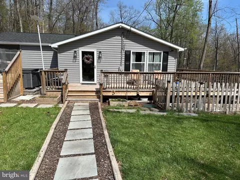 3147 Mountain Lake Rd, Hedgesville, WV 25427