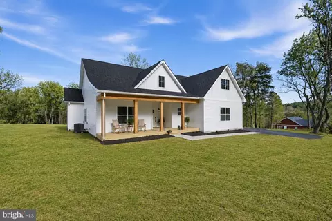 825 Avanti Dr, Bunker Hill, WV 25413