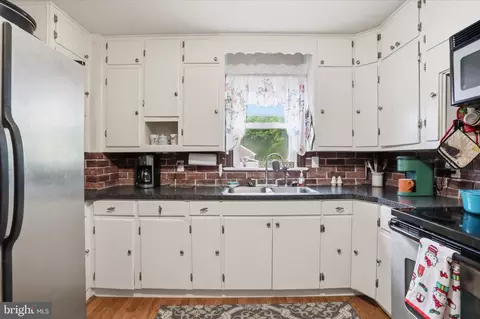 Kitchen - 2066 Broad, Falling Waters, WV 25419 photo 3 of 5