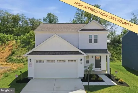 462 Ludgate Mnr, Falling Waters, WV 25419