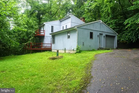 30 Fitzhugh Ln, Falling Waters, WV 25419