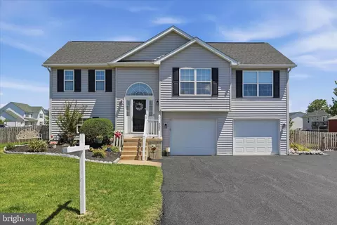 302 Dickenson Dr, Inwood, WV 25428