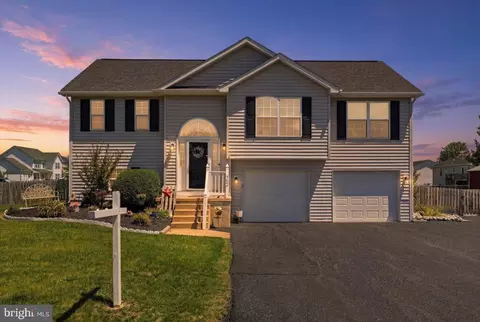 302 Dickenson Dr, Inwood, WV 25428