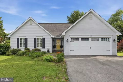 96 Phoenix Ln, Falling Waters, WV 25419