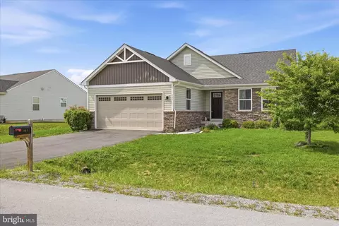 141 Bindweed Ct, Bunker Hill, WV 25413