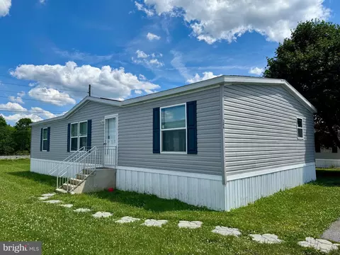 386 Royal Crest Dr, Martinsburg, WV 25405