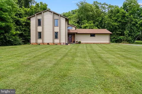 903 Colston Dr, Falling Waters, WV 25419