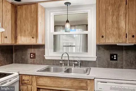 Kitchen - 23 Drake Ave, Falling Waters, WV 25419 photo 3 of 4