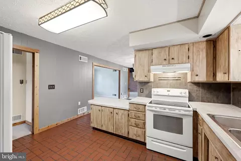 Kitchen - 23 Drake Ave, Falling Waters, WV 25419 photo 4 of 4