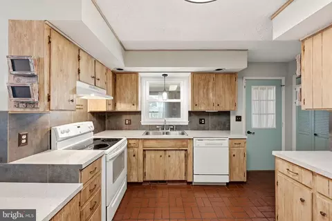 Kitchen - 23 Drake Ave, Falling Waters, WV 25419 photo 2 of 4