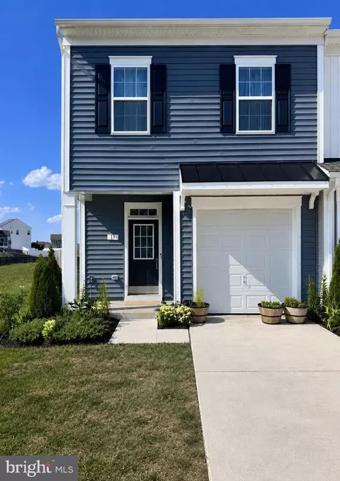 13 Colchester Ct, Bunker Hill, WV 25413