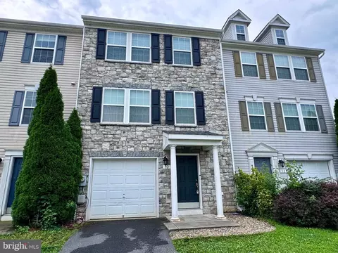 32 Lombard Ln, Bunker Hill, WV 25413