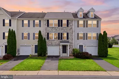 32 Lombard Ln, Bunker Hill, WV 25413