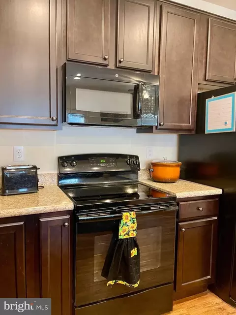 Kitchen - 28 Chennault Trl, Falling Waters, WV 25419 photo 2 of 8