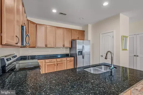 Kitchen - 34 Polygon Pl, Falling Waters, WV 25419 photo 3 of 3