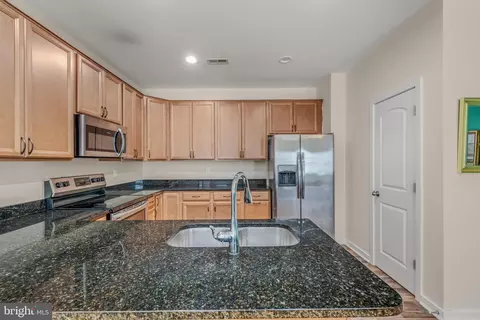 Kitchen - 34 Polygon Pl, Falling Waters, WV 25419 photo 2 of 3