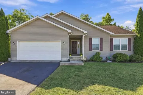 366 Close Dr, Martinsburg, WV 25404