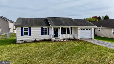 427 Dinali Dr, Martinsburg, WV 25403