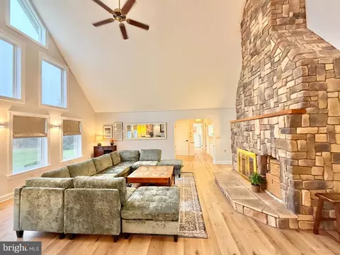 229 Jaybird Ln, Hedgesville, WV 25427