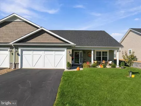 284 Dripping Spring Dr, Hedgesville, WV 25427