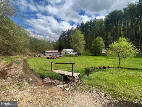 40 Arch Walnut Rd, Duck, WV 25063