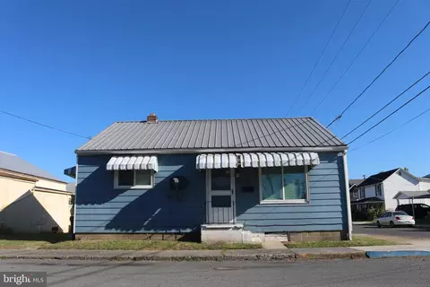 19 Myrtle Ave, Petersburg, WV 26847