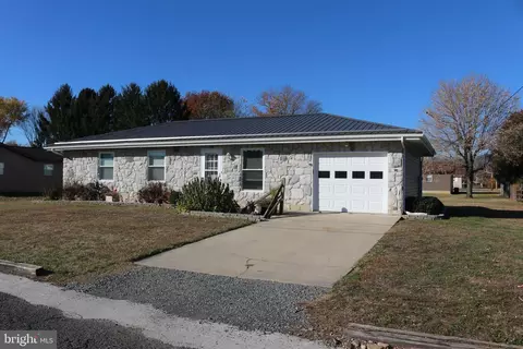 16 Jackson St, Petersburg, WV 26847
