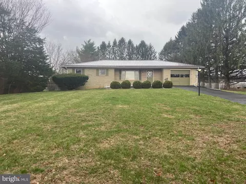 395 Point Dr, Petersburg, WV 26847