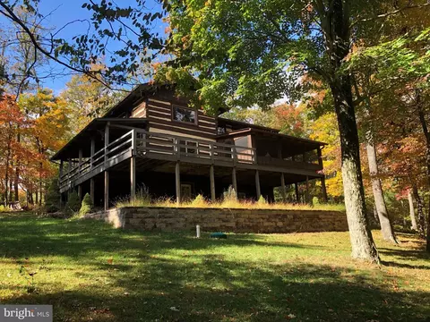 952 Top Of The Mountain Rd, Rio, WV 26755