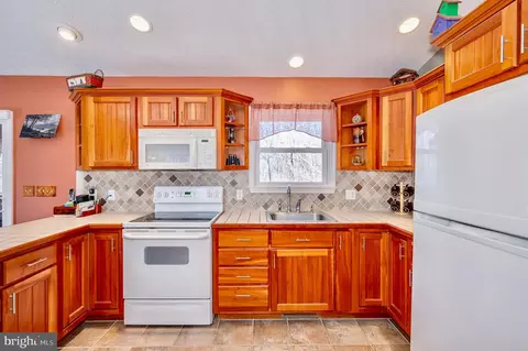 Kitchen - 25 Red Maple Dr, Baker, WV 26801 photo 4 of 5