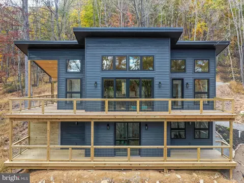 933 Timberline Dr, Lost City, WV 26810